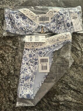 NWT Hollister Women’s Small Blue Floral Crochet Trim Bikini Set